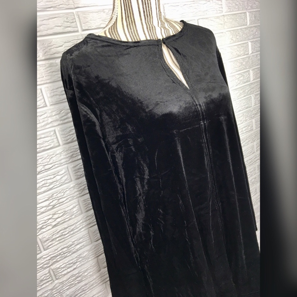 Avenue Black Velvet Top w/Keyhole - Picture 2 of 7